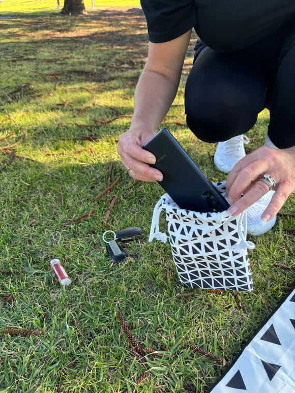 SwiftDry Antibacterial Microfibre Gym Towel + Carry Pouch (Black/White)